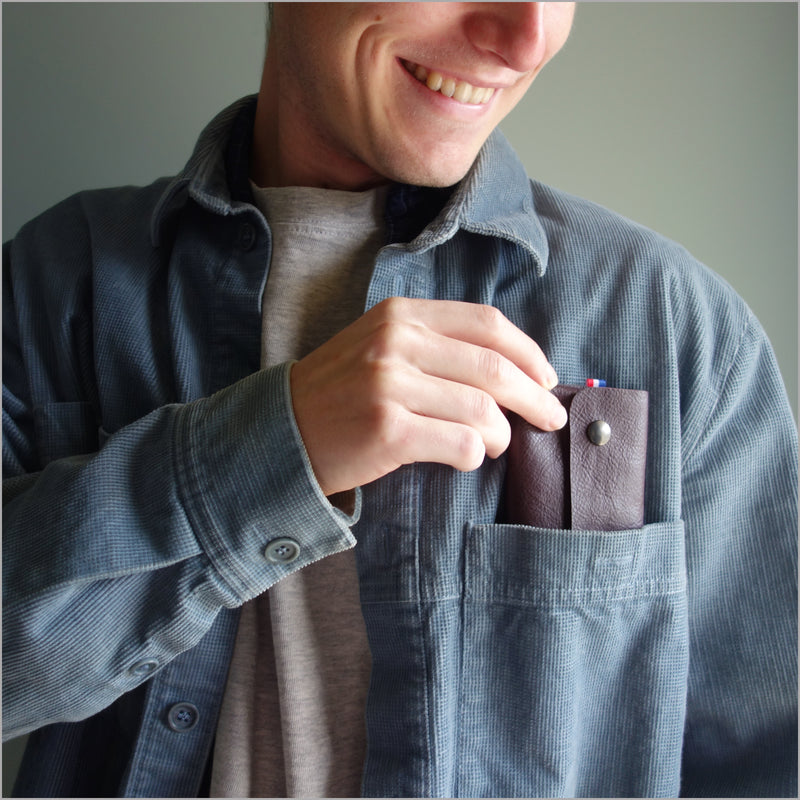 Petit, minimaliste, léger, souple et très pratique, ce porte-monnaie et porte-cartes de poche est l'accessoire utile au quotidien. En cuir véritable, il est surprenant tellement il est facile à vivre.