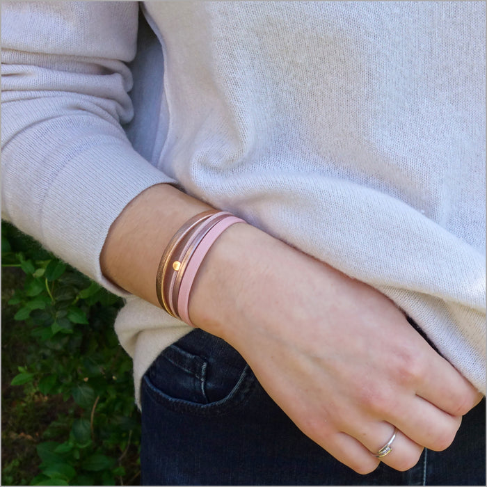 Pulsera multieslabones de cuero dorado y plateado