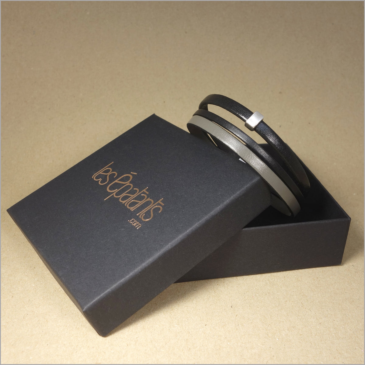 Pulsera de hombre multieslabones de piel negra y gris topo con trabilla de metal