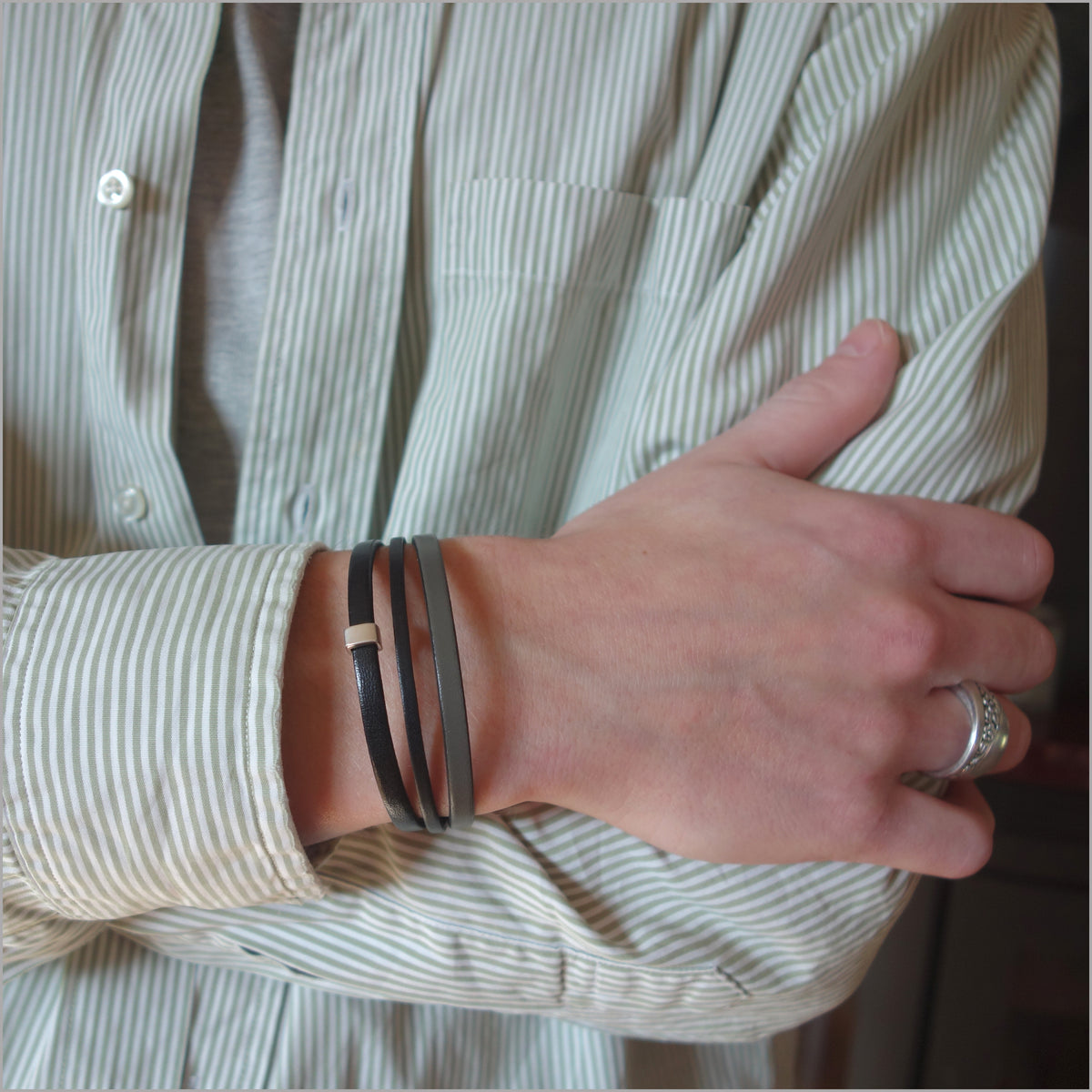 Pulsera de hombre multieslabones de piel negra y gris topo con trabilla de metal