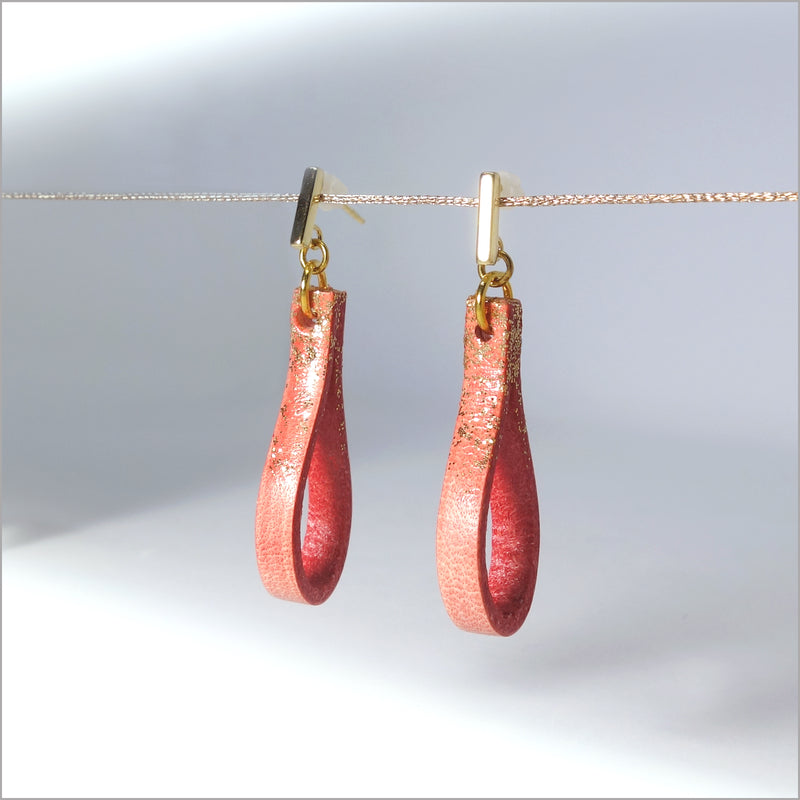 Boucles d'oreilles gouttes en cuir et paillettes dorées