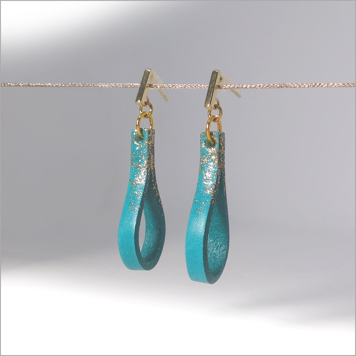 Boucles d'oreilles gouttes en cuir et paillettes dorées