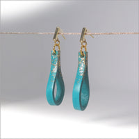 Boucles d'oreilles gouttes en cuir et paillettes dorées