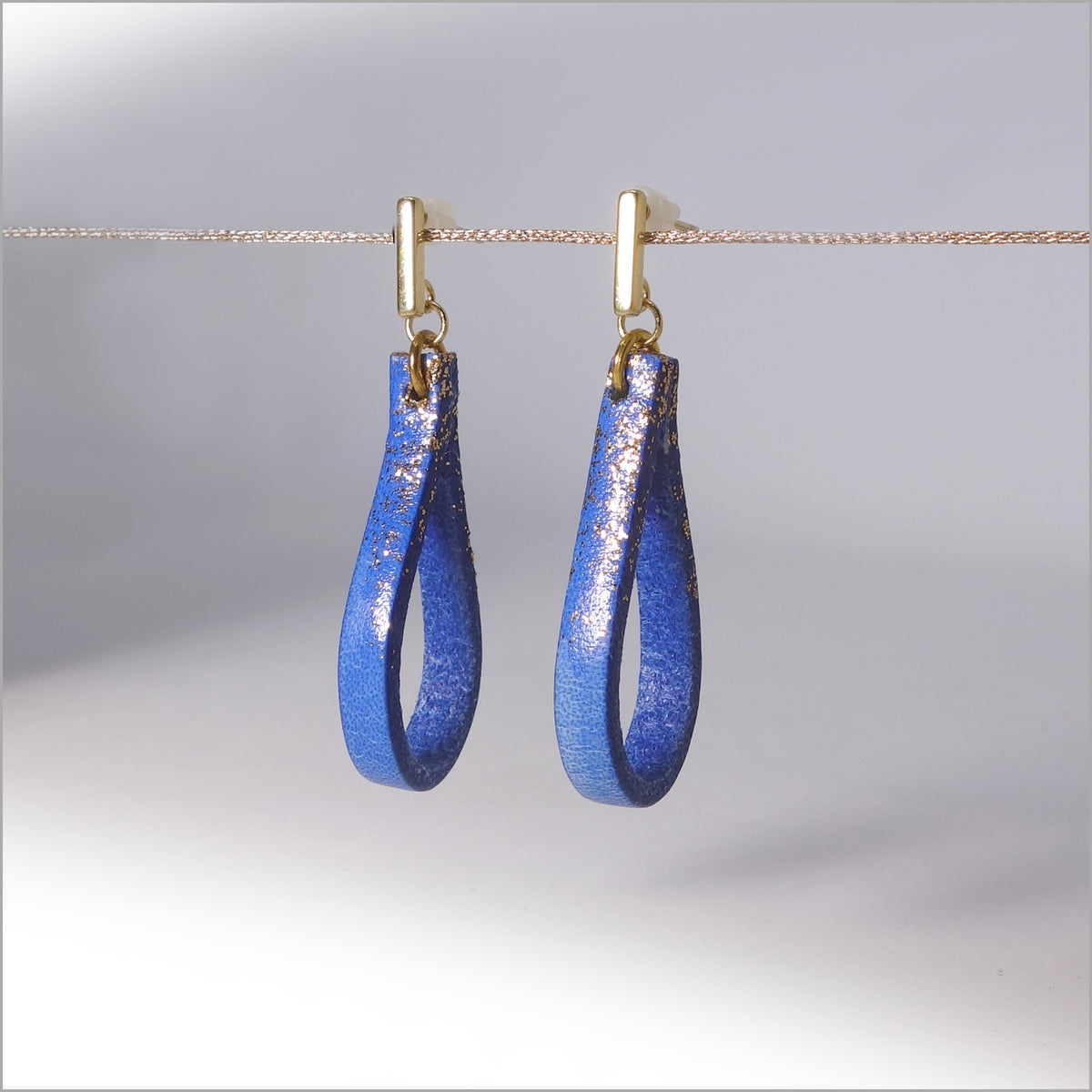 Boucles d'oreilles gouttes en cuir et paillettes dorées