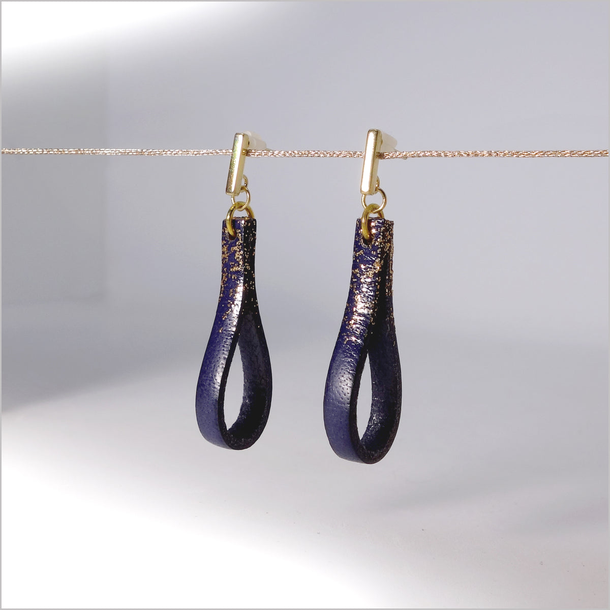 Boucles d'oreilles gouttes en cuir et paillettes dorées