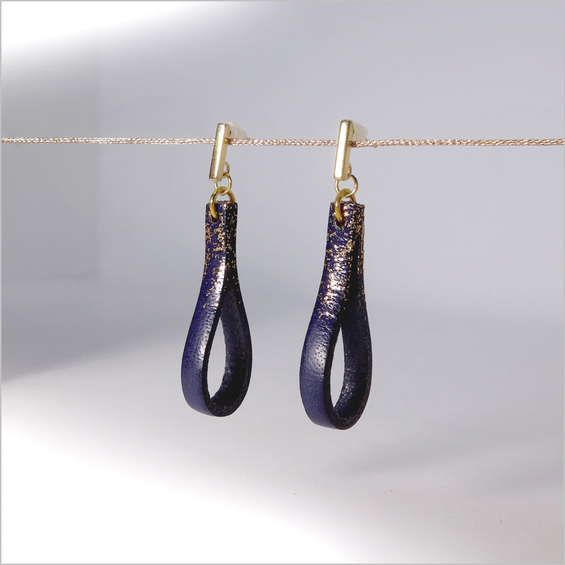 Boucles d'oreilles gouttes en cuir et paillettes dorées