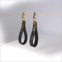 Boucles d'oreilles gouttes en cuir et paillettes dorées