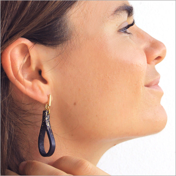 Boucles d'oreilles gouttes en cuir et paillettes dorées