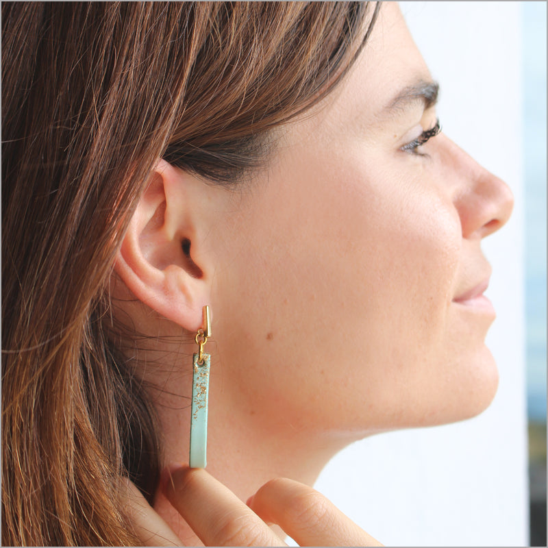 Boucles d'oreilles gouttes en cuir et paillettes dorées