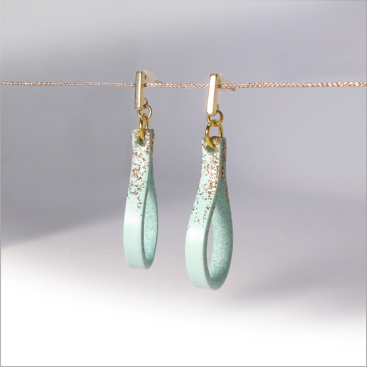 Boucles d'oreilles gouttes en cuir et paillettes dorées