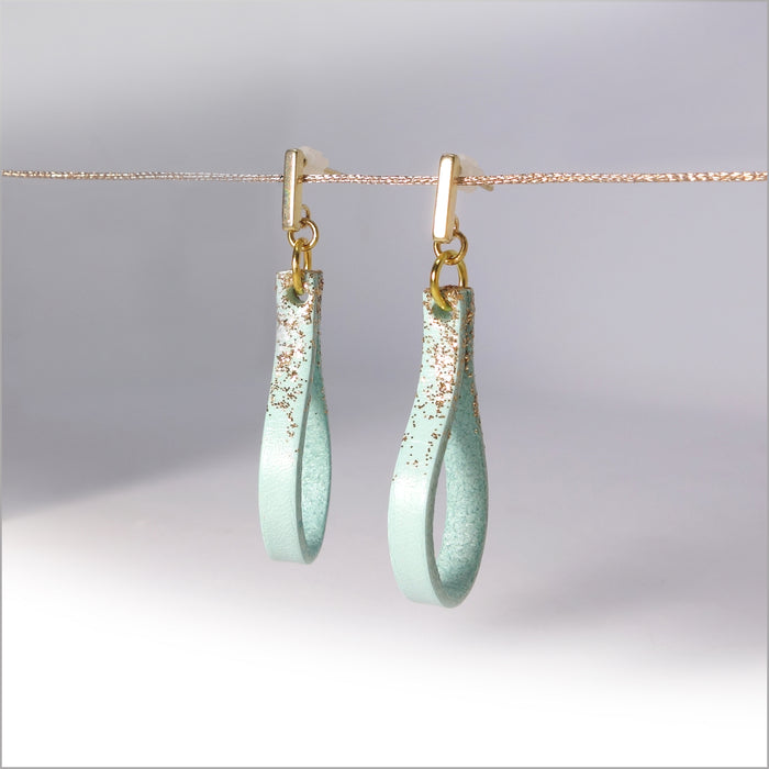 Boucles d'oreilles gouttes en cuir et paillettes dorées