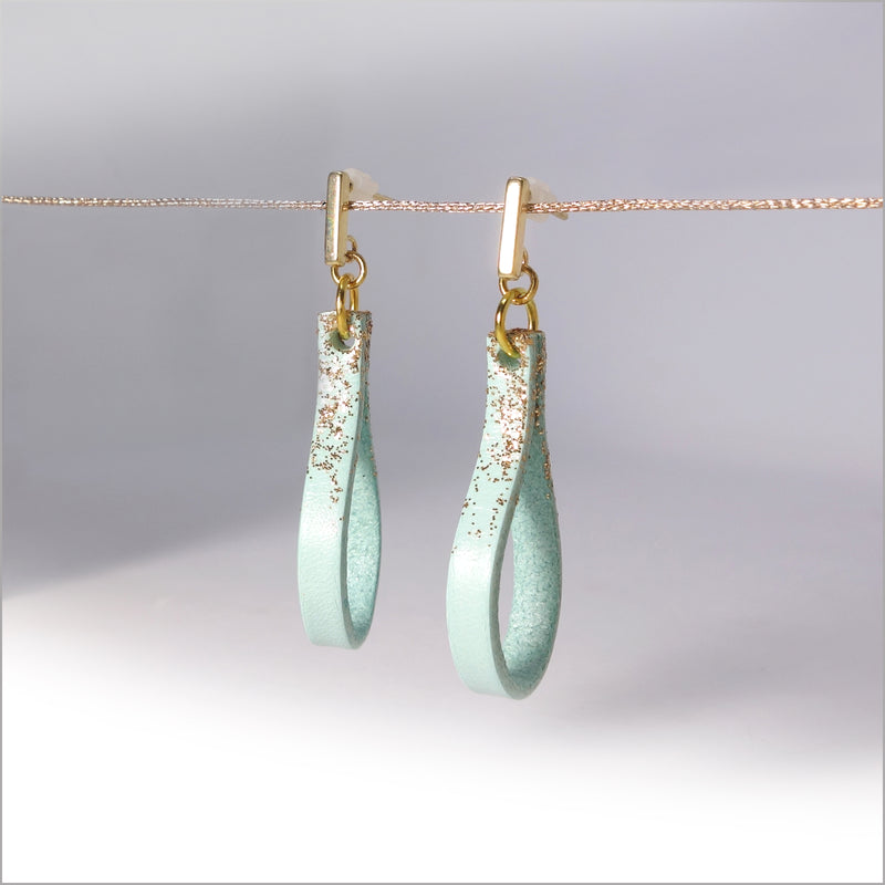 Boucles d'oreilles gouttes en cuir et paillettes dorées