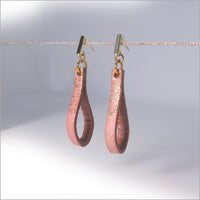 Boucles d'oreilles gouttes en cuir et paillettes dorées