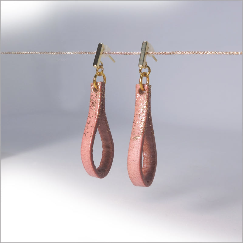 Boucles d'oreilles gouttes en cuir et paillettes dorées