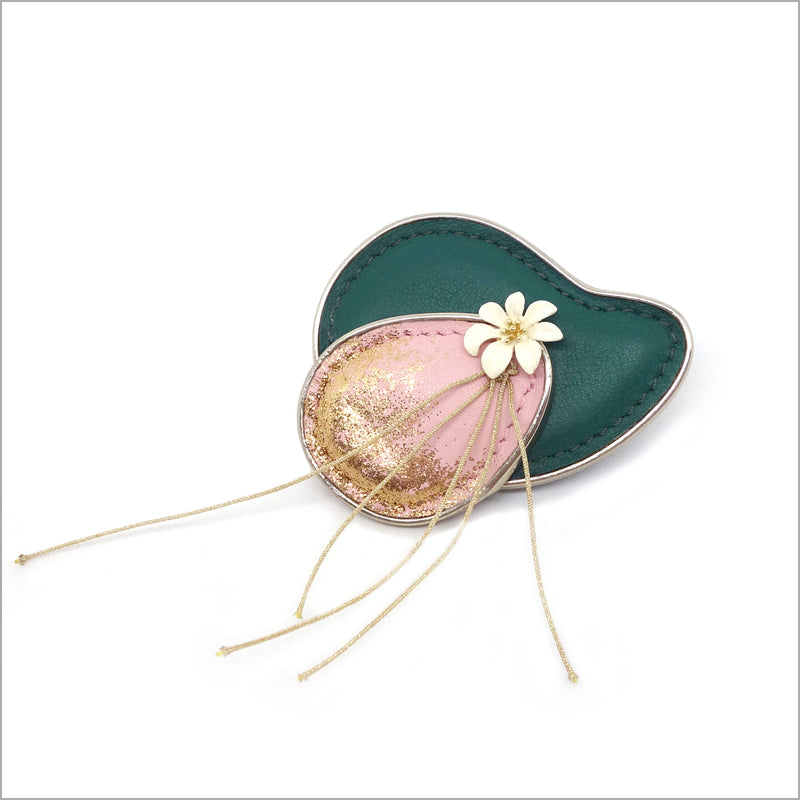 Broche de cuero verde y rosa de Brasil, flor blanca y lentejuelas
