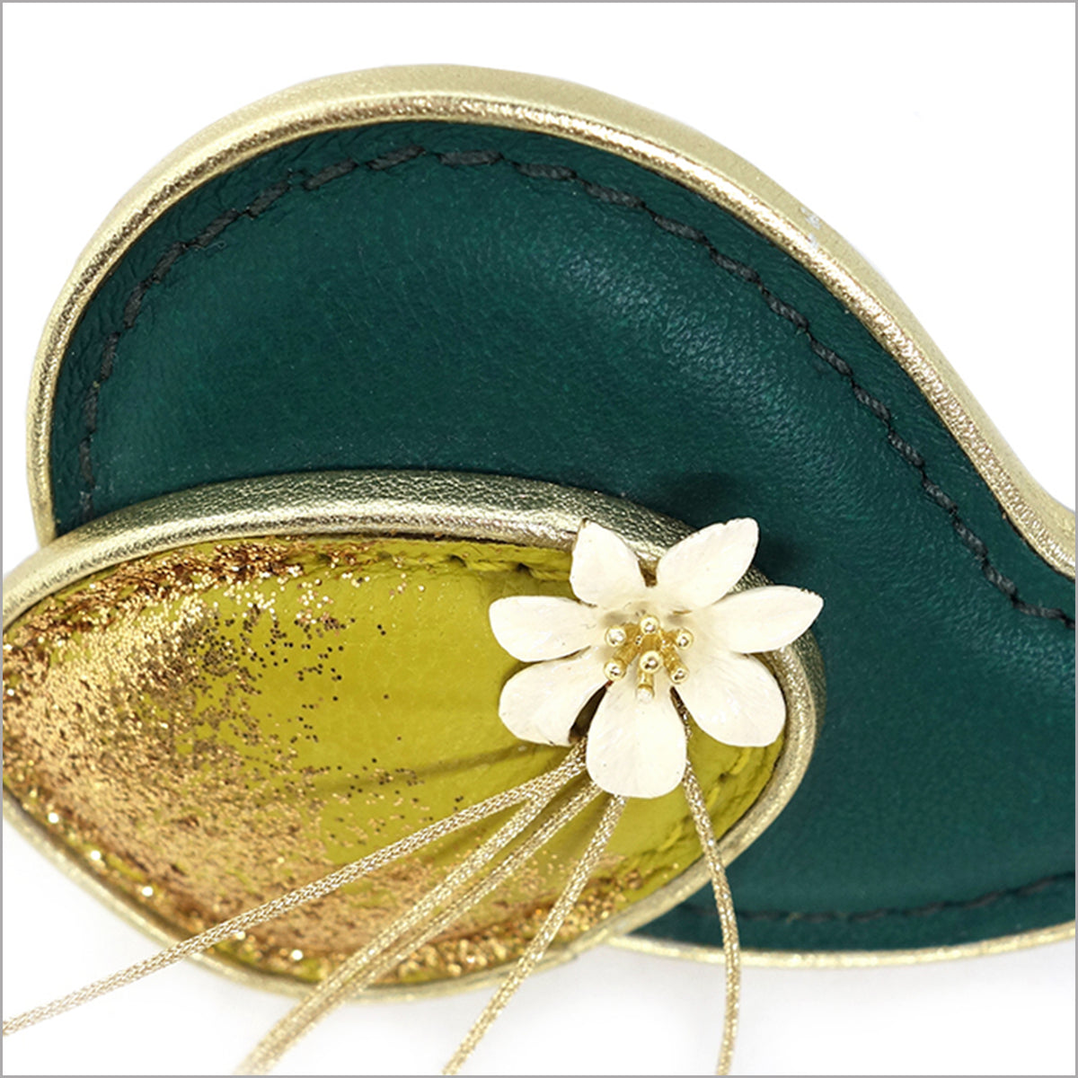 Broche cuir vert brésil et vert anis, fleur blanche et paillettes