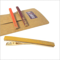 Trois pinces à cheveux en cuirs colorés et paillettes