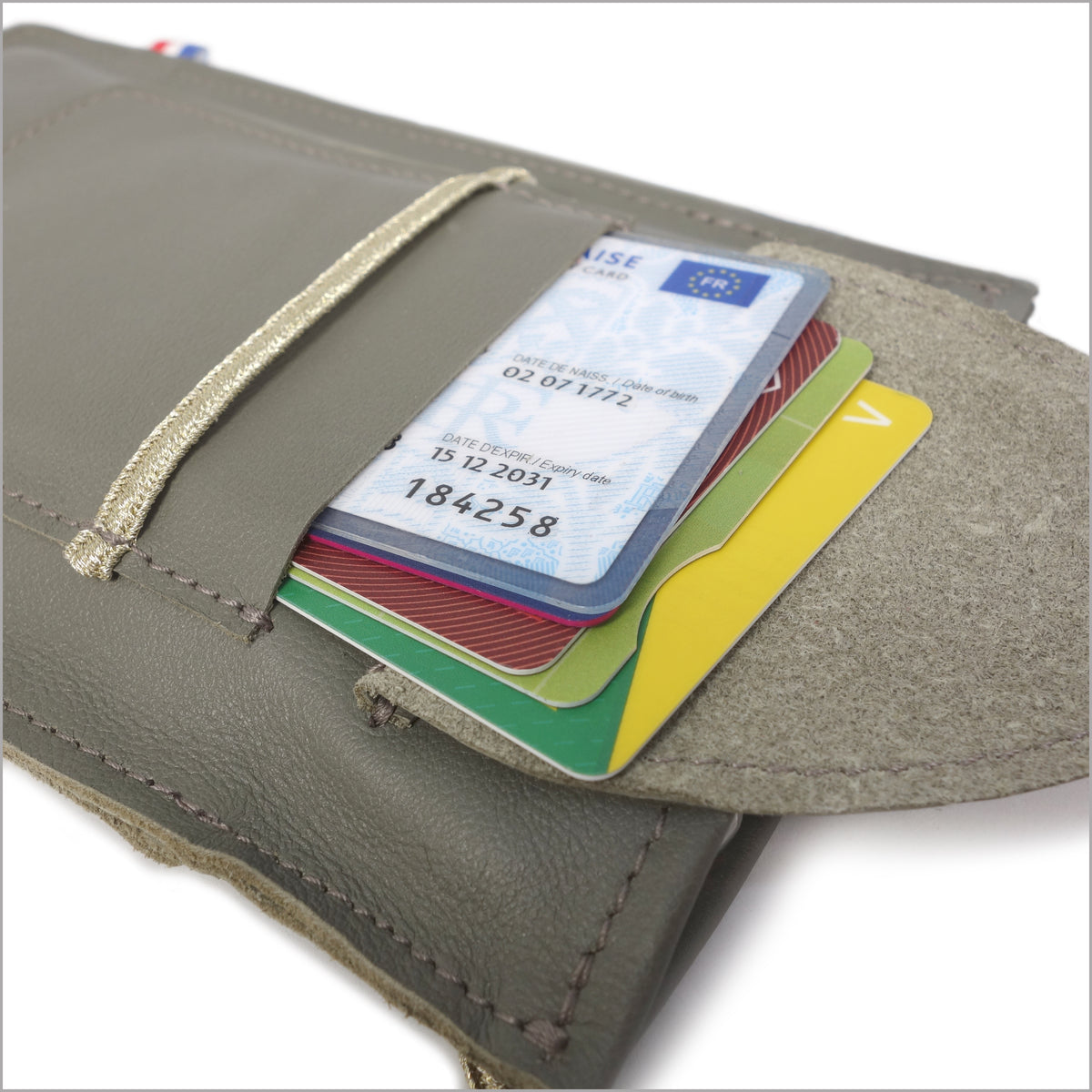 Pochette téléphone en cuir vert de gris à bandoulière réglable