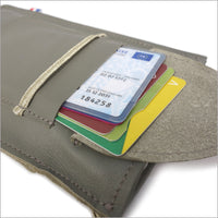 Pochette téléphone en cuir vert de gris à bandoulière réglable