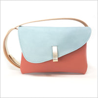 Pochette à bandoulière réglable en cuir corail et bleu ciel