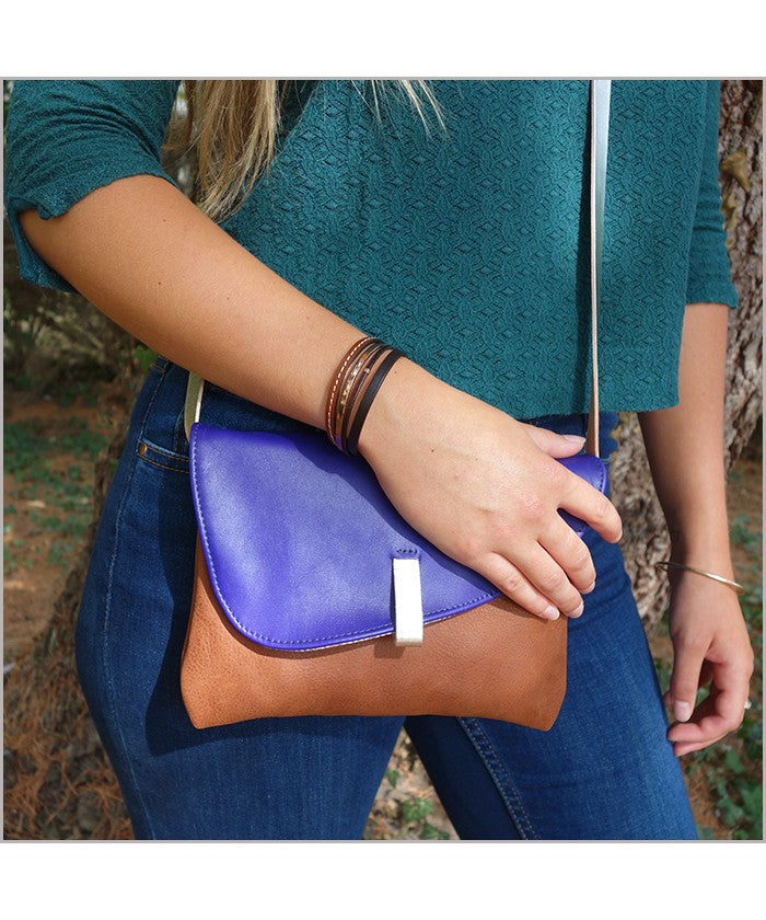 Pouch with adjustable shoulder strap in squirrel and purple leather