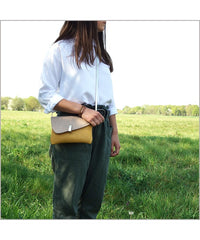 Clutch with adjustable shoulder strap in yellow and nude leather
